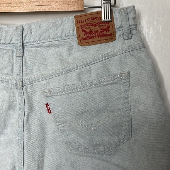 Levi’s A-Line Mom Short, light wash denim shorts, size 33 - Picture 3 of 7